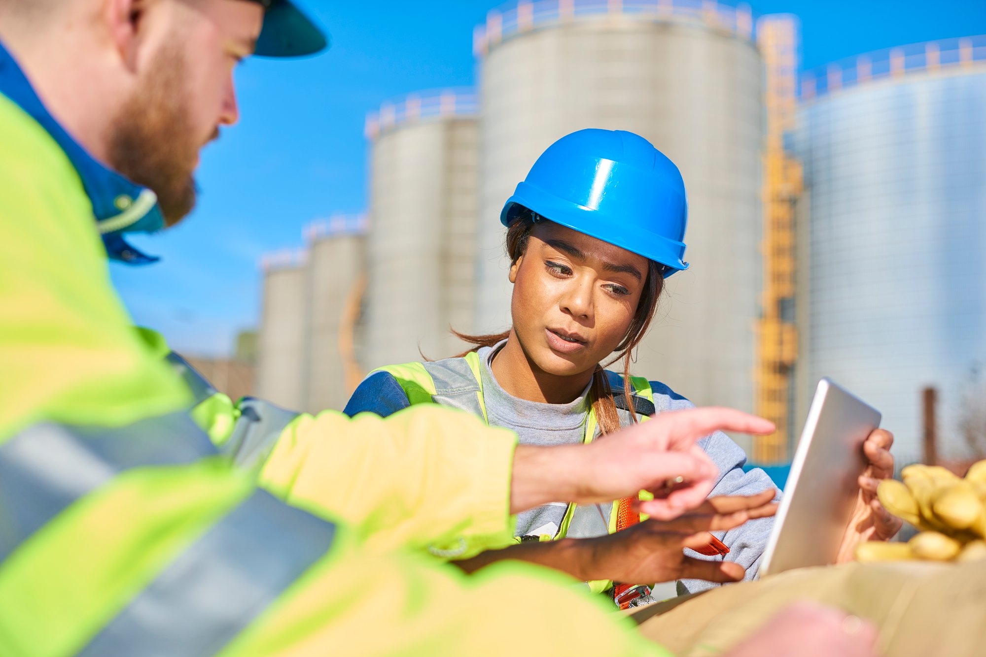 He is worker. Эксплуатация картинки. Рабочий в каске на фоне нефтедобывающей промышленности. Строители enter Engineering. Oil and Gas workers.