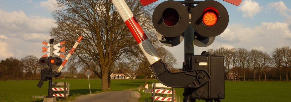 Railway crossing (cr: Pixabay - Peter van de Ven)